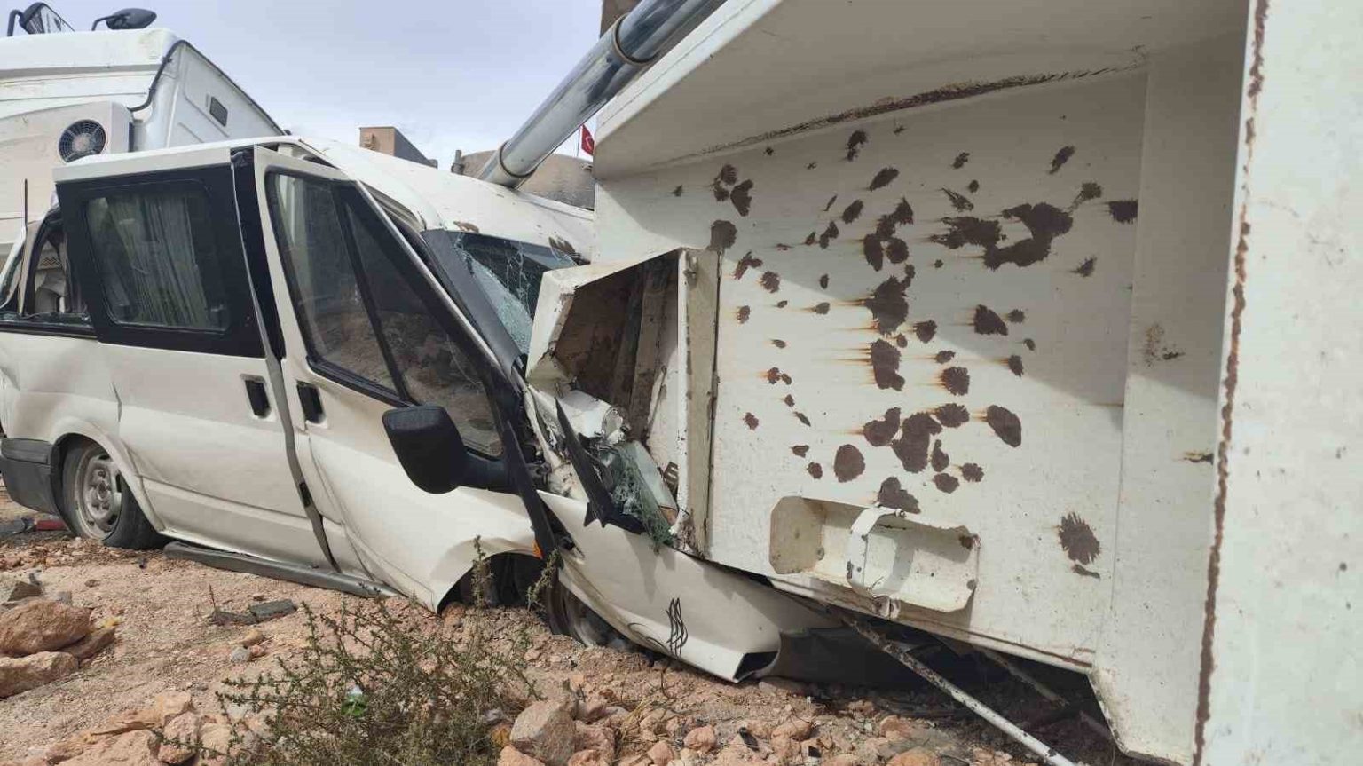 mardinde-mucur-bosaltan-kamyon-park-halindeki-minibusun-uzerine-devrildi