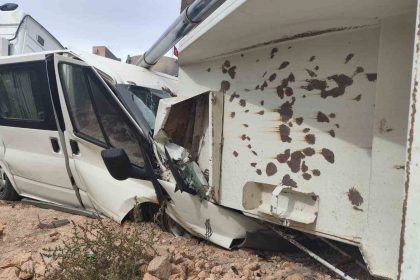 mardinde-mucur-bosaltan-kamyon-park-halindeki-minibusun-uzerine-devrildi