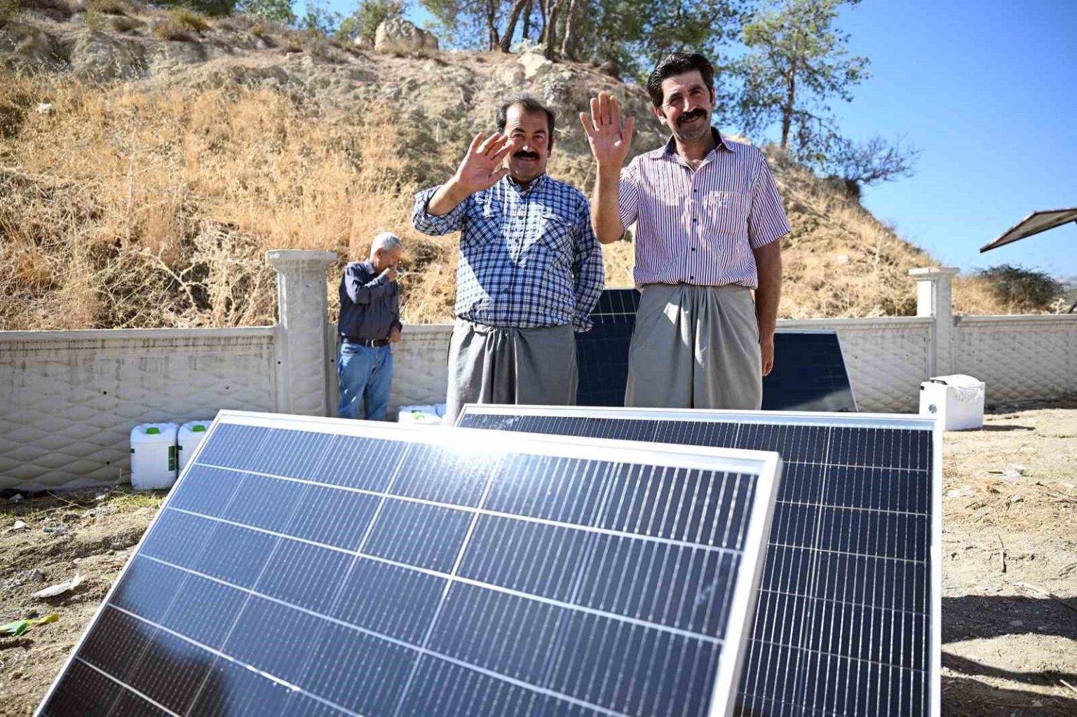 mersinde-ureticiye-gunes-paneli-sivi-gubre-ve-nergis-sogani-destegi