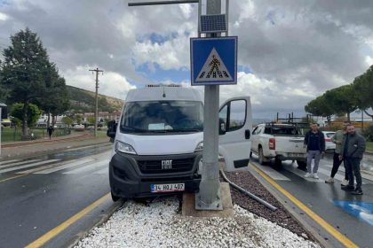 minibus-direge-carpti-surucu-yaralandi