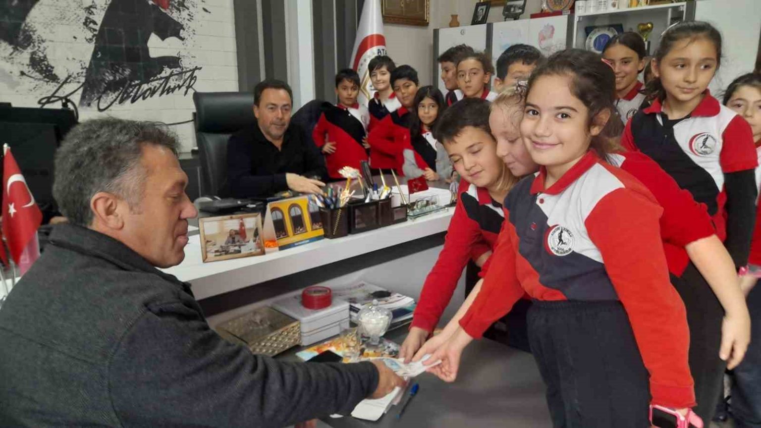 minikler-gazze-icin-bileklik-yapip-satti