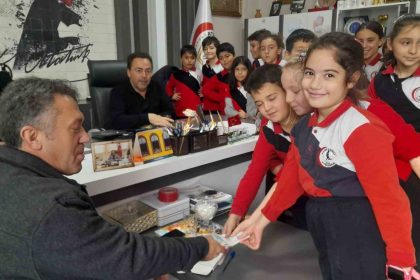 minikler-gazze-icin-bileklik-yapip-satti