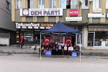 musta-annelerin-evlat-nobeti-devam-ediyor