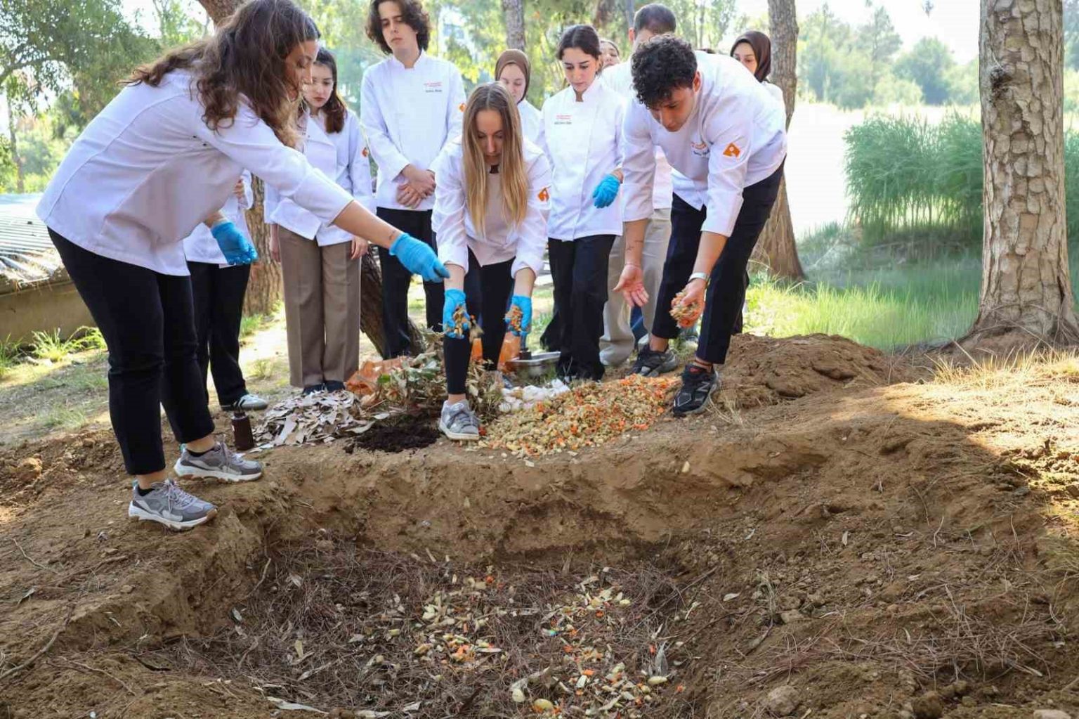 mutfak-atiklari-cope-degil-kompost-gubre-icin-topraga-gitti