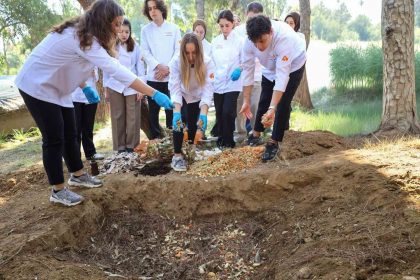 mutfak-atiklari-cope-degil-kompost-gubre-icin-topraga-gitti