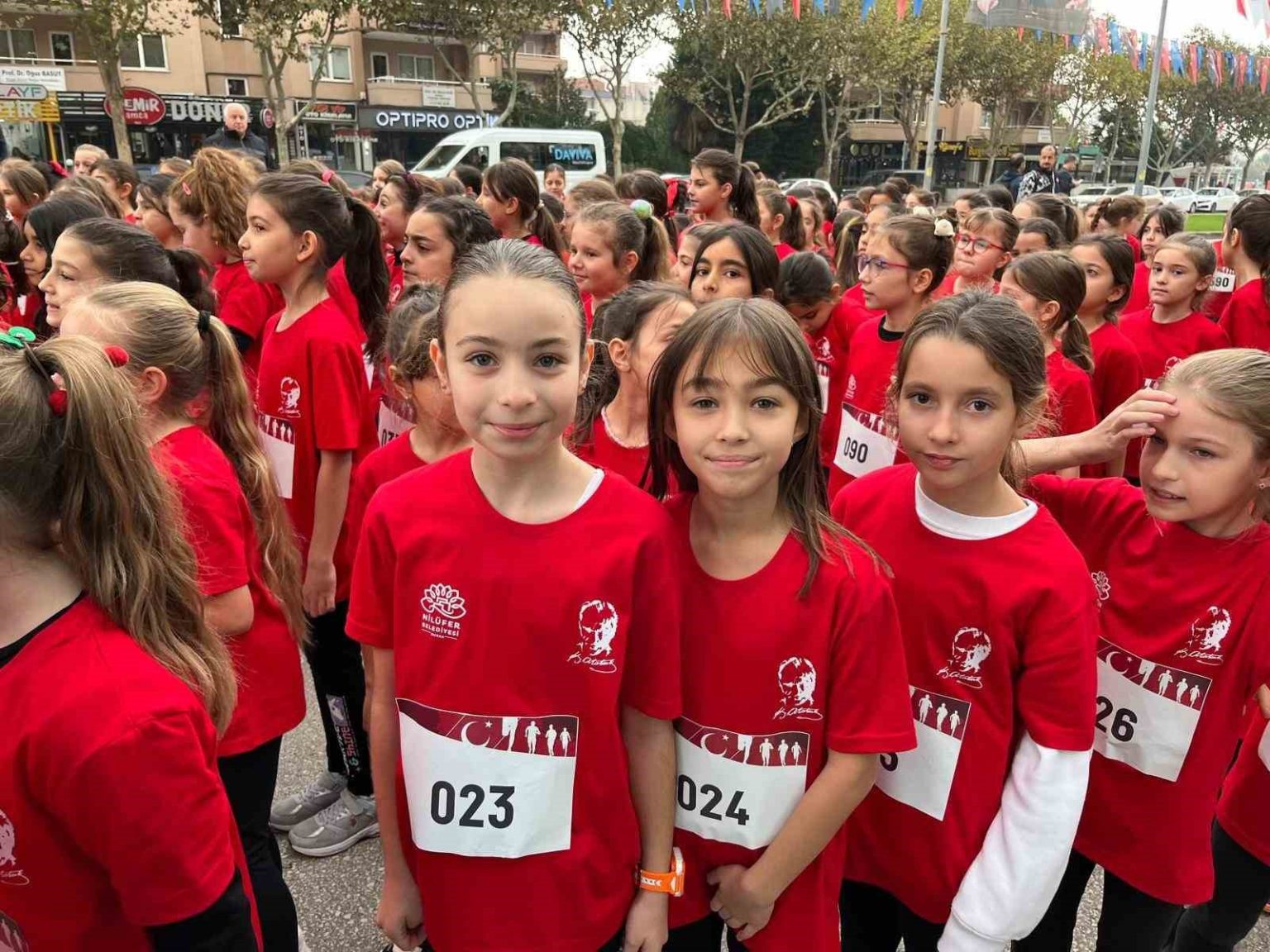 niluferde-gencler-ve-cocuklar-cumhuriyet-icin-kostu