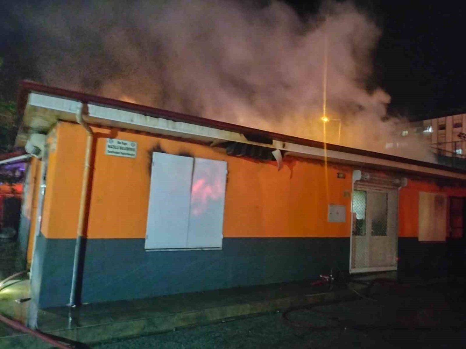 okul-kantininde-cikan-yangin-panikletti-alevler-geceyi-aydinlatti