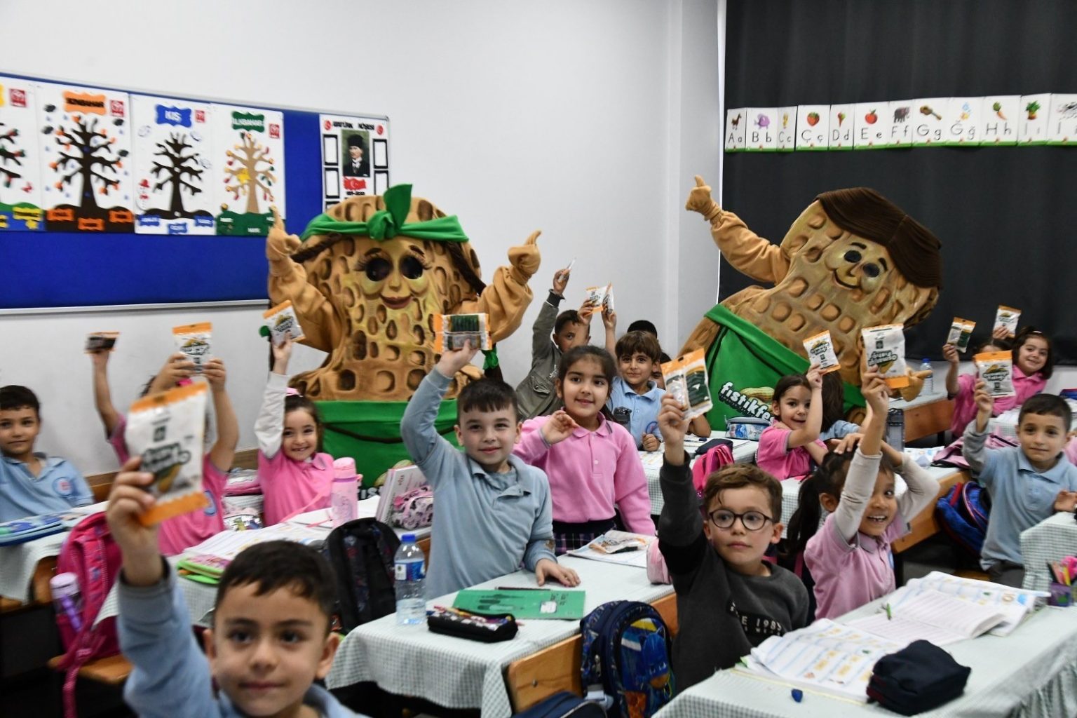 osmaniyede-ogrencilere-yer-fistigi-ikram-edildi