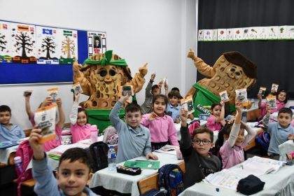 osmaniyede-ogrencilere-yer-fistigi-ikram-edildi