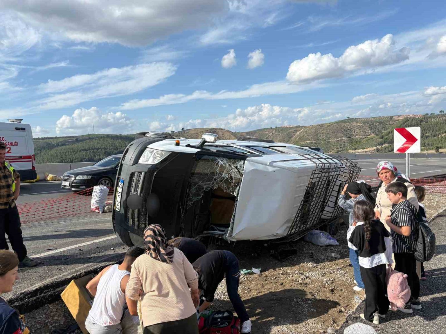 osmaniyede-yolcu-minibusu-sarampole-devrildi-13-yarali