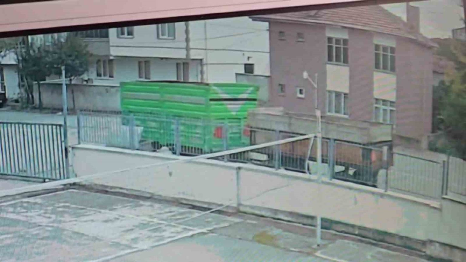 park-edilen-romorklar-hareketlenip-duvara-carpti