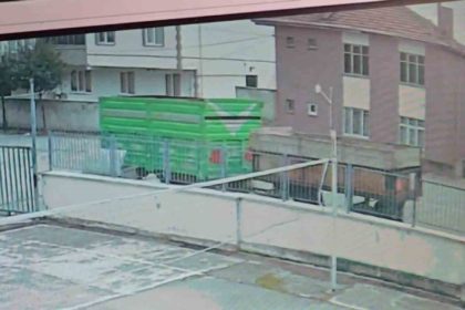 park-edilen-romorklar-hareketlenip-duvara-carpti