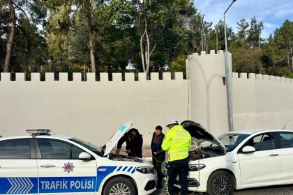 polis-ekipleri-yolda-kalan-otomobile-yardim-eli-uzatti
