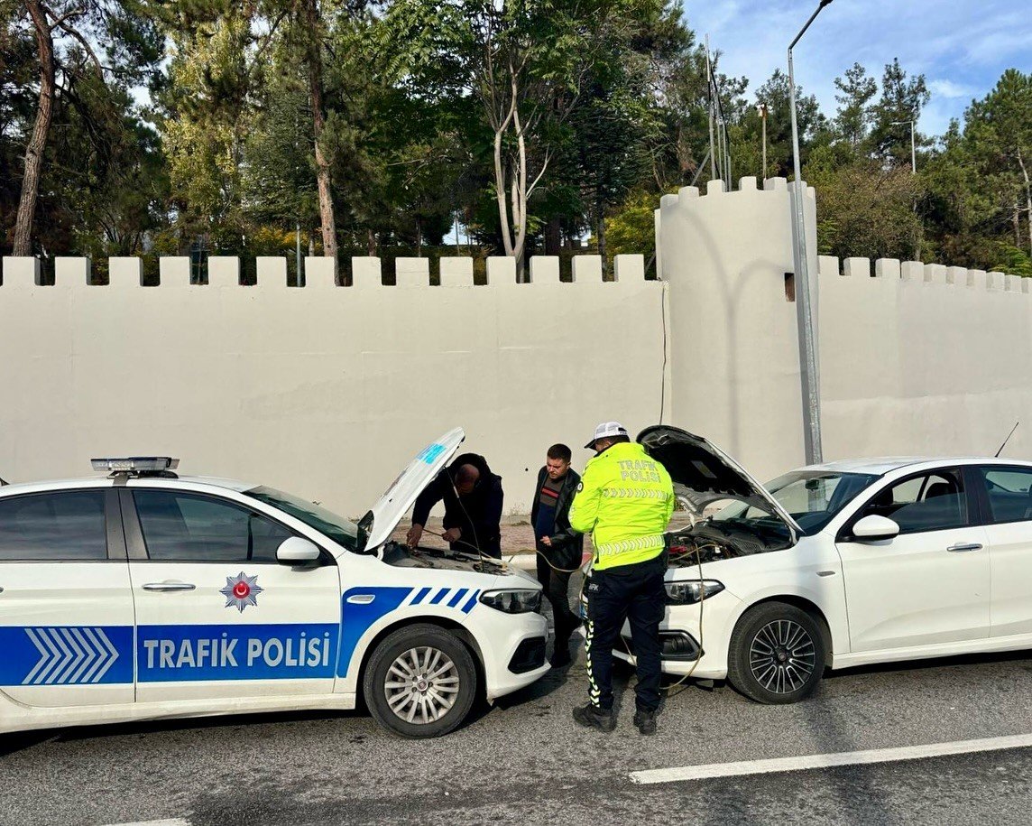 polis-ekipleri-yolda-kalan-otomobile-yardim-eli-uzatti