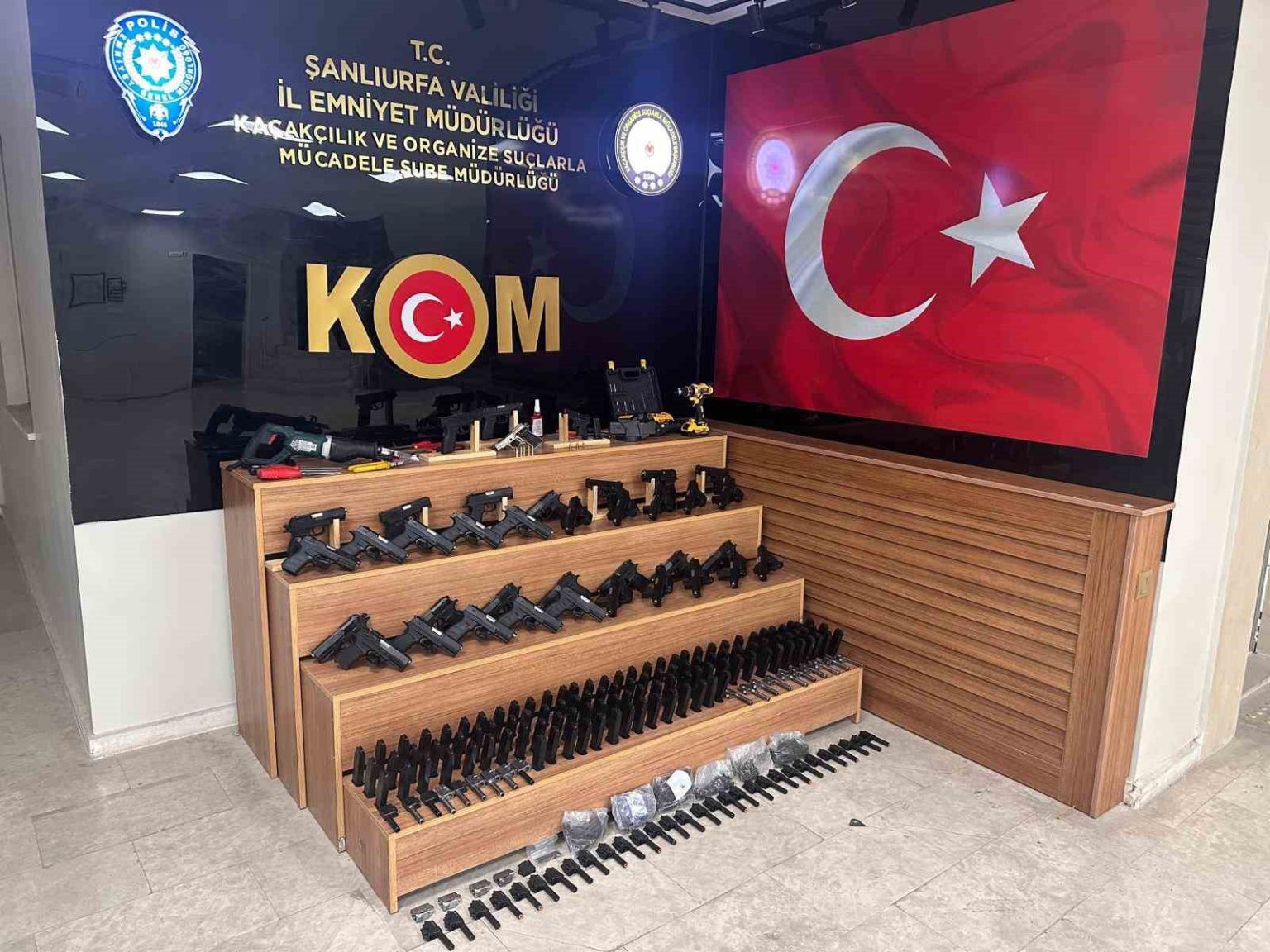 sanliurfada-37-tabanca-ve-cok-sayida-silah-parcasi-ele-gecirildi