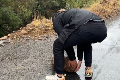 semdinli-derecik-karayoluna-dusen-kaya-parcalarini-dagcilar-temizledi