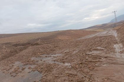 siirtte-yagisla-birlikte-olusan-heyelan-yola-boyle-akti