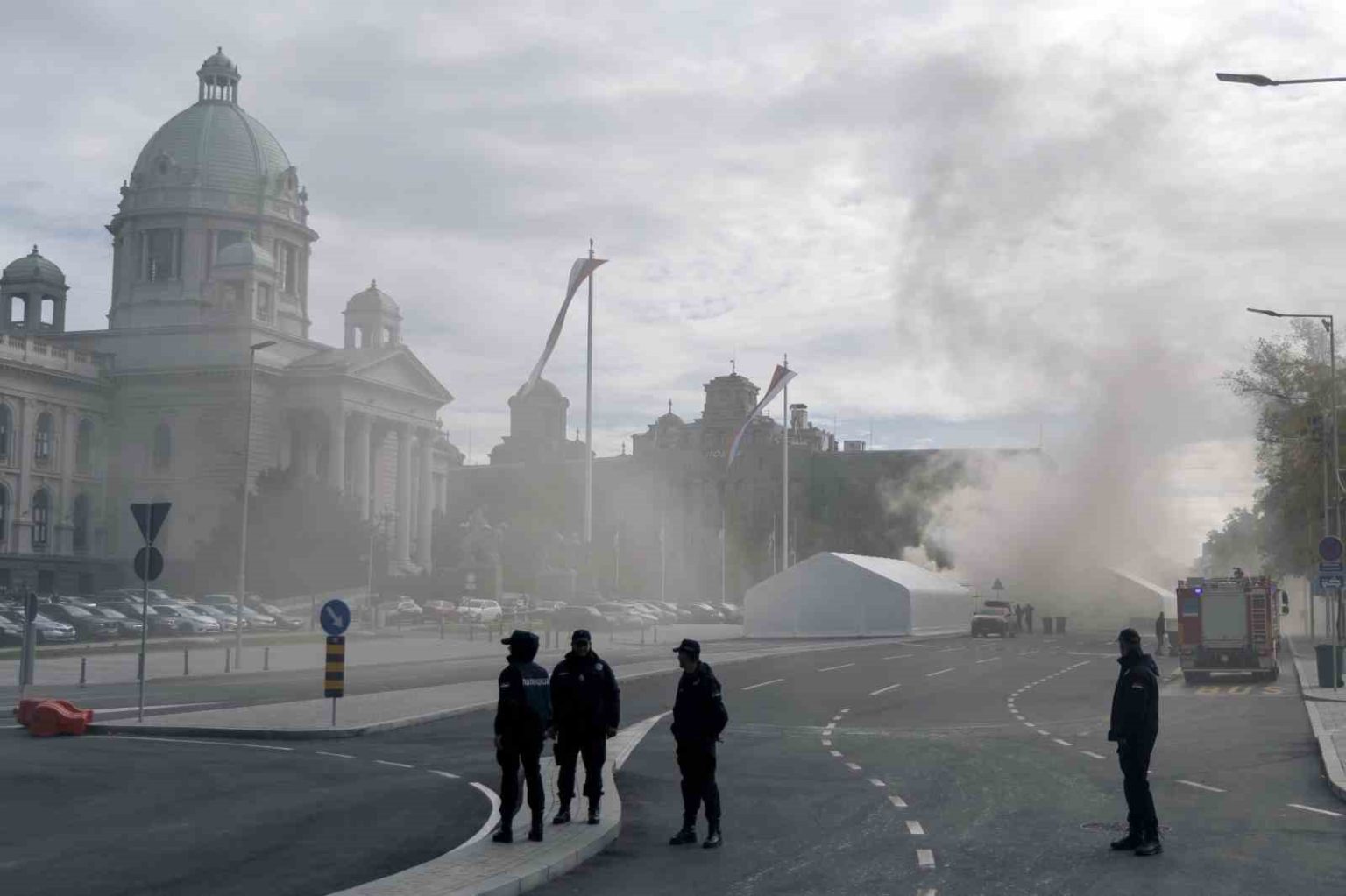 sirbistan-parlamentosu-onunde-silahli-saldiri