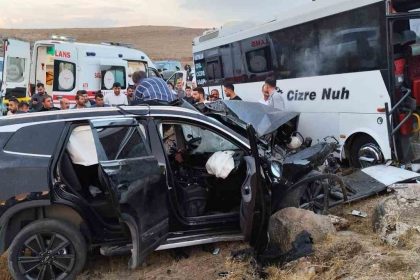 sirnakta-yolcu-otobusu-ile-otomobil-carpisti-1i-agir-4-yarali