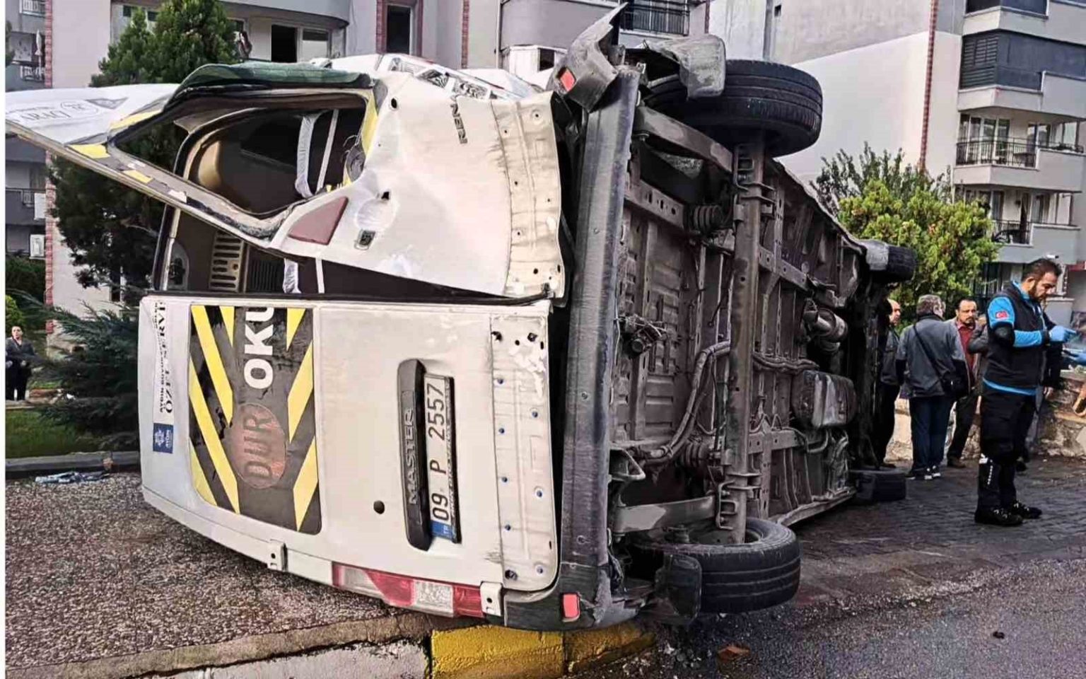 sokede-ogrenci-servisleri-carpisti-3-yarali