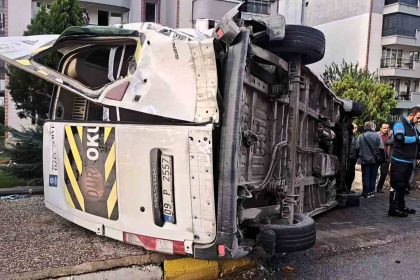 sokede-ogrenci-servisleri-carpisti-3-yarali