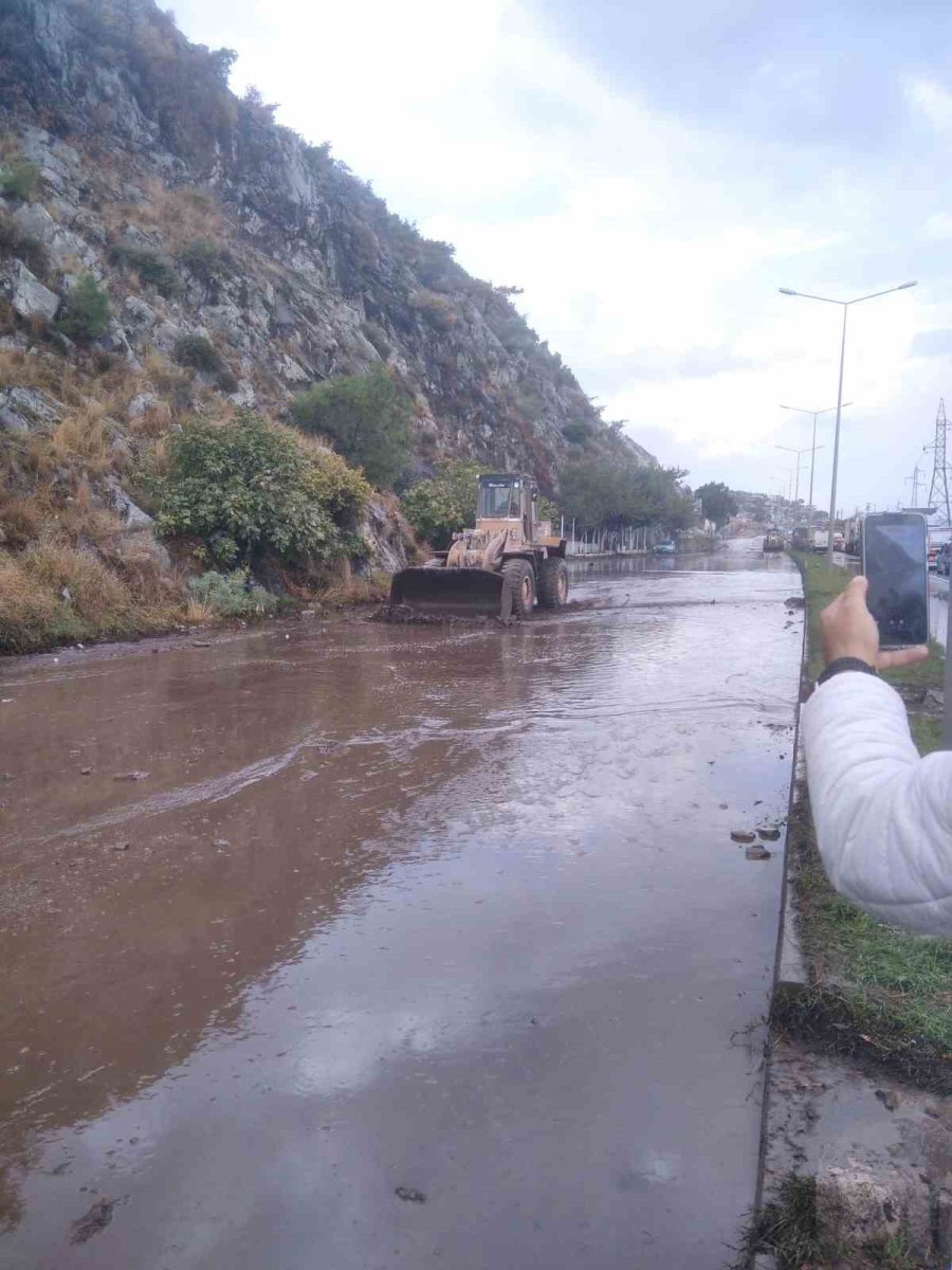 sokede-toprak-kaymasi-karayolu-trafige-kapandi