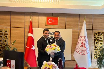 tayini-cikan-saglik-mudurune-kalabalik-ugurlama