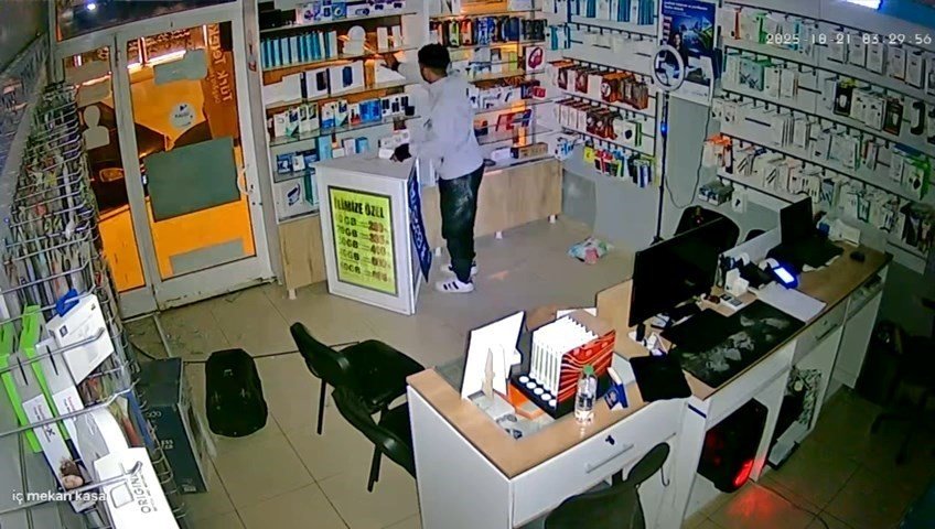 telefoncuya-girip-elektronik-cihazlari-calan-hirsiz-tutuklandi