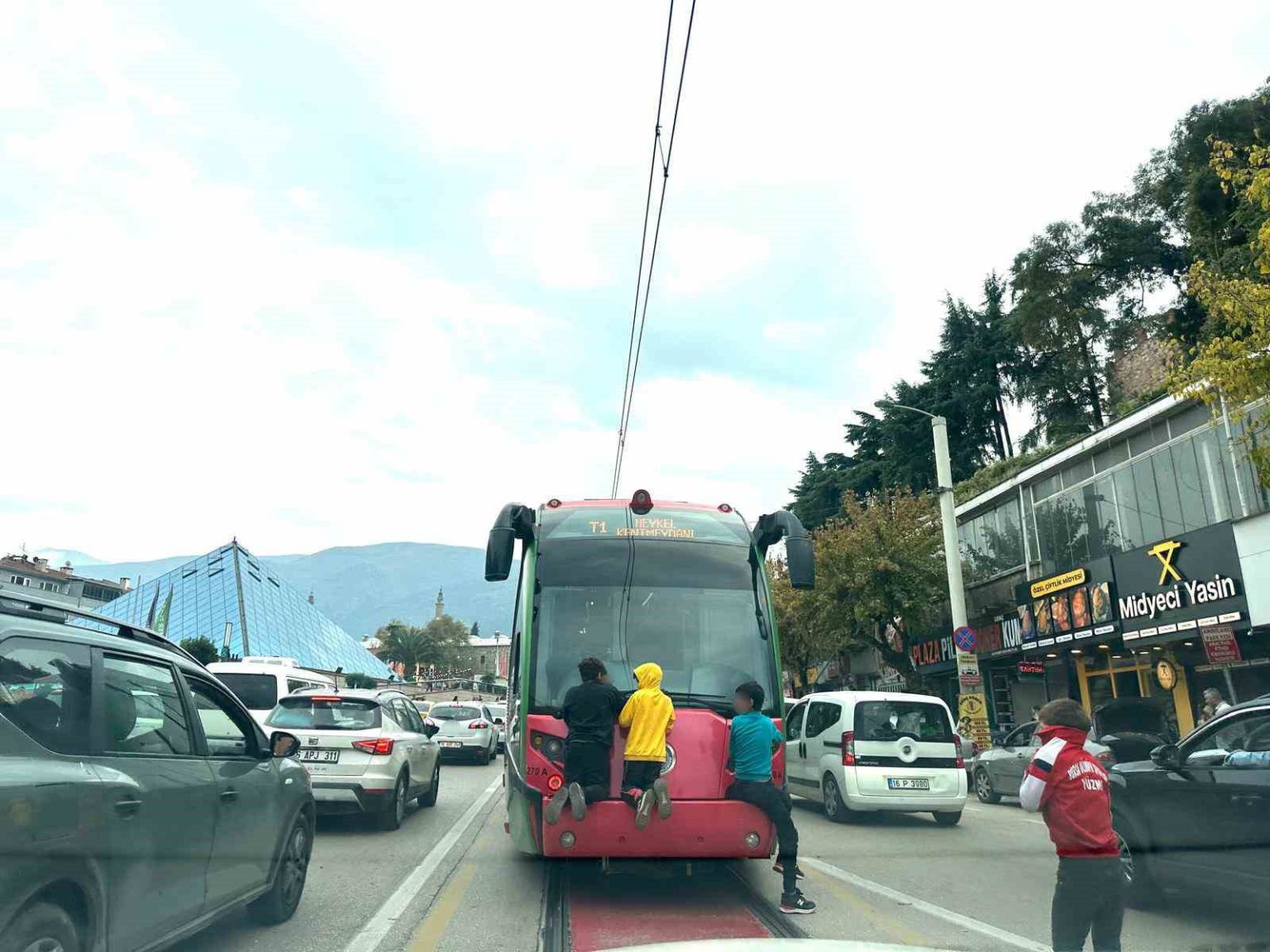 tramvayin-arkasina-tutunup-olumle-burun-buruna-geldiler