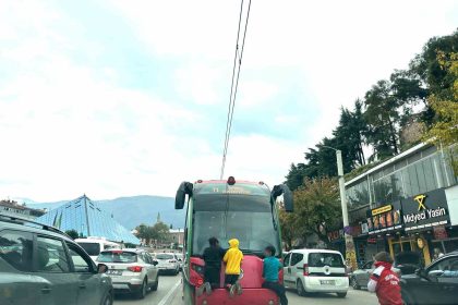 tramvayin-arkasina-tutunup-olumle-burun-buruna-geldiler