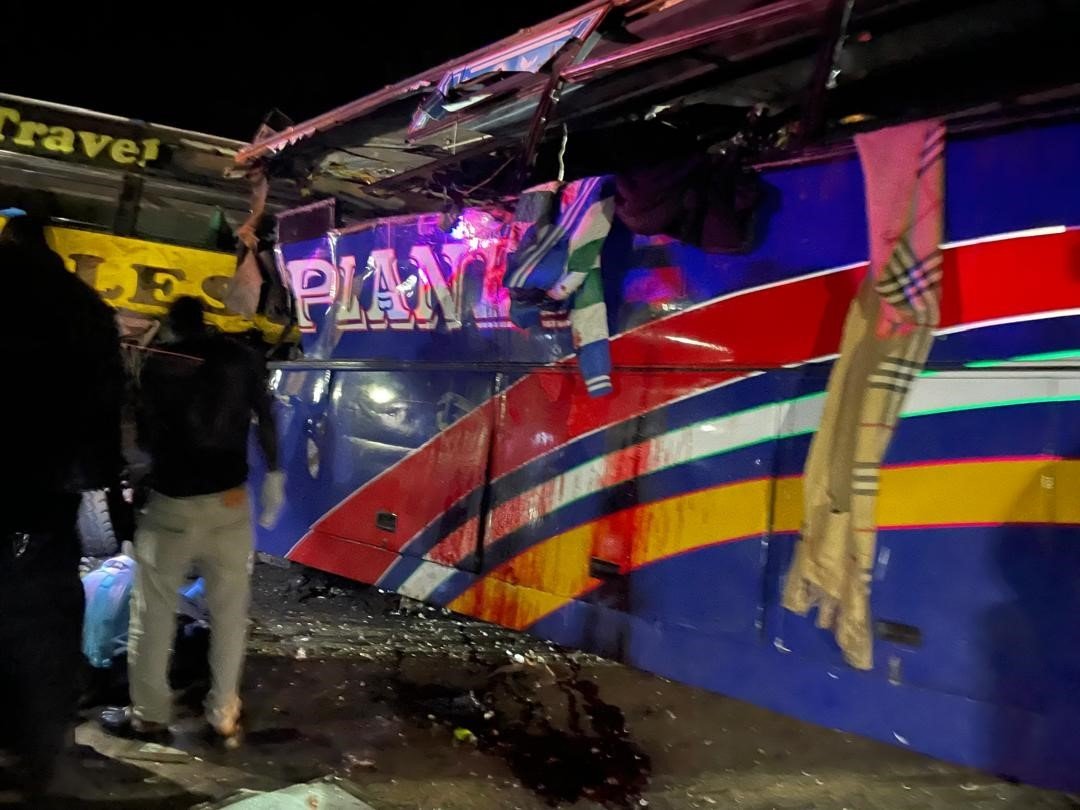 ugandada-iki-otobus-kafa-kafaya-carpisti-en-az-63-olu
