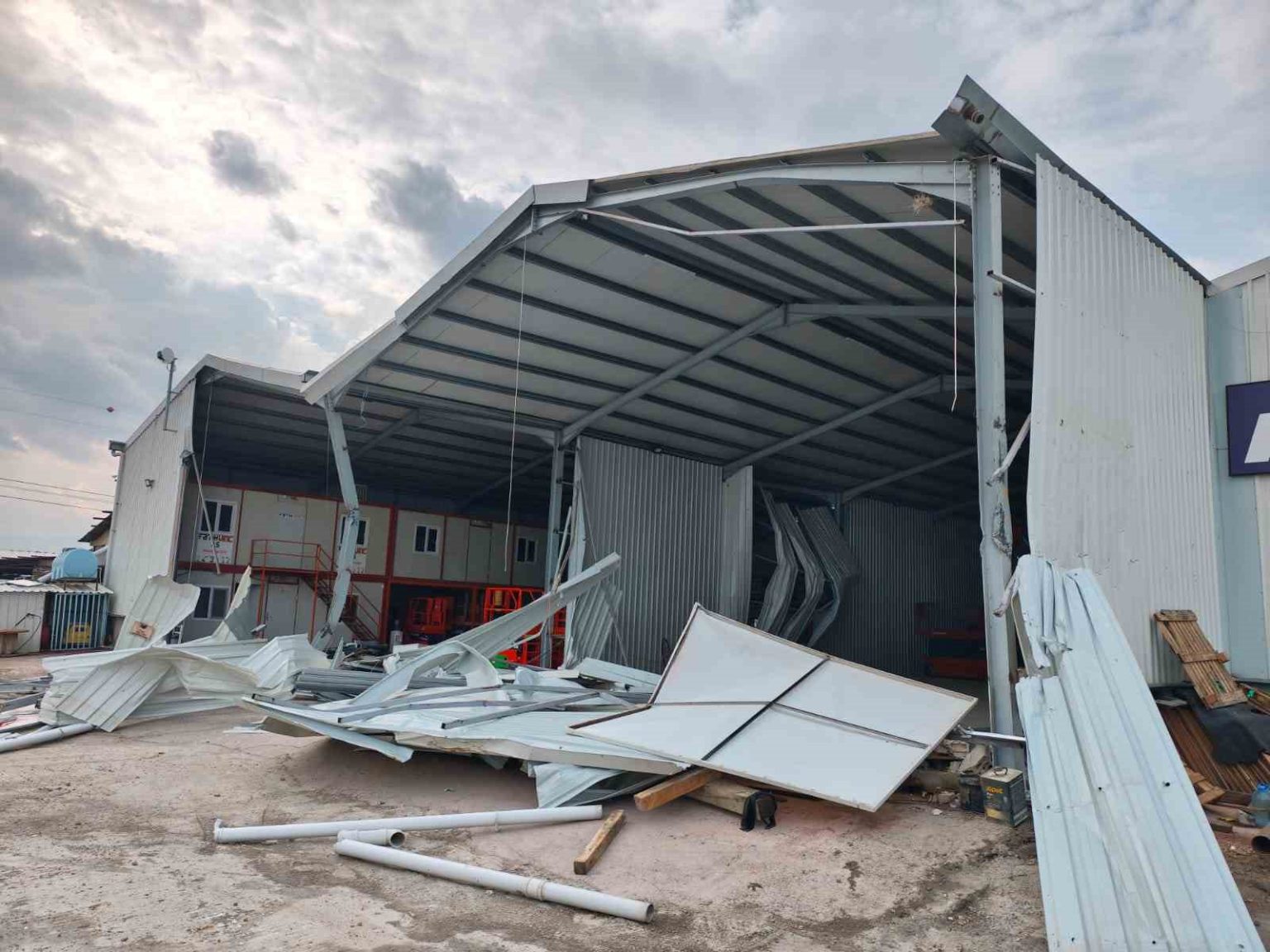 urunlude-iki-kacak-yapi-yikildi