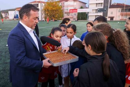 vali-sozer-genc-sporcularla-bulustu