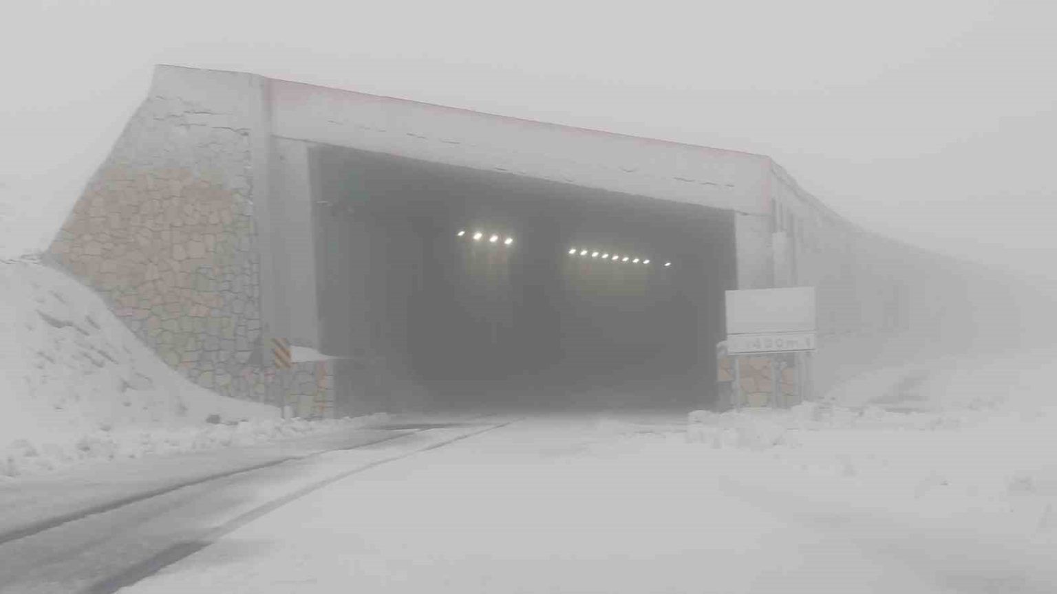 van-bahcesaray-yolu-uzerindeki-karabet-gecidine-mevsimin-ilk-kari-dustu