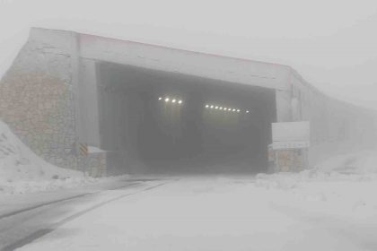 van-bahcesaray-yolu-uzerindeki-karabet-gecidine-mevsimin-ilk-kari-dustu