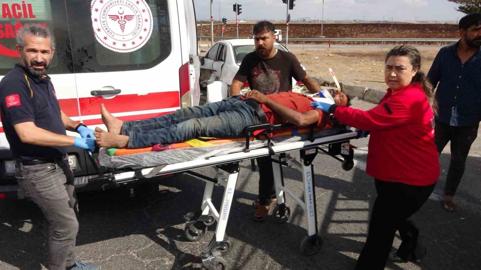 yarali-tasiyan-otomobille-kamyonet-carpisti-3-yarali