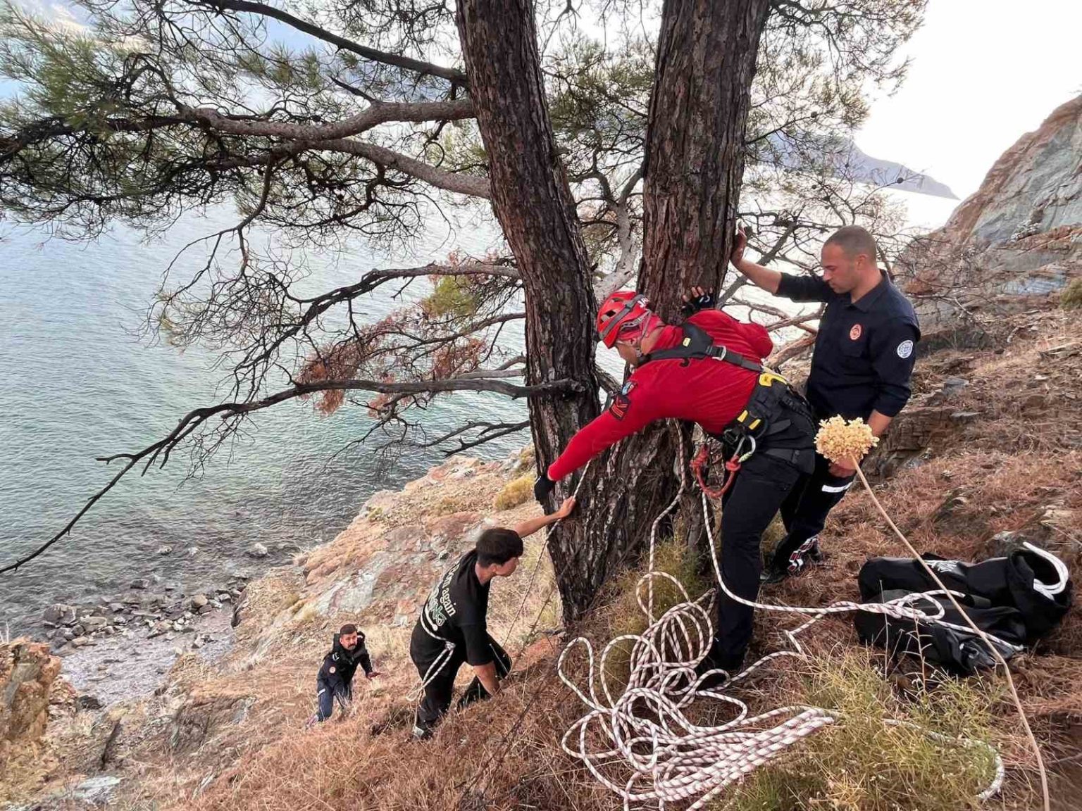 yuruyus-yaparken-dusen-sahsi-jak-ve-umke-ekipleri-kurtardi