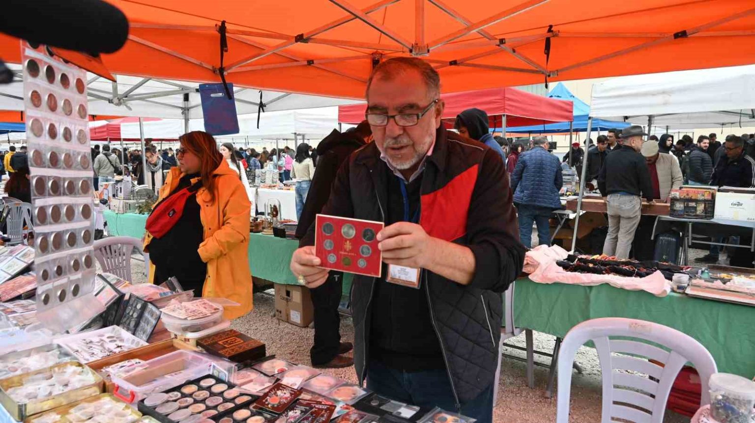 yuzlerce-yillik-kagit-ve-madeni-paralar-tezgahta-alicilarini-bekliyor