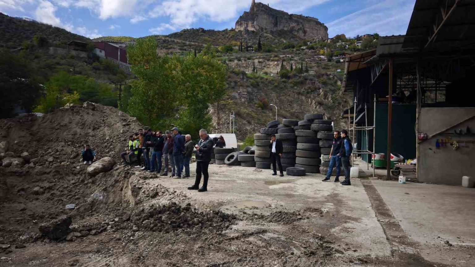 3-ton-altin-umudu-ile-kazdilar-ama-hayal-kirikligina-ugradilar