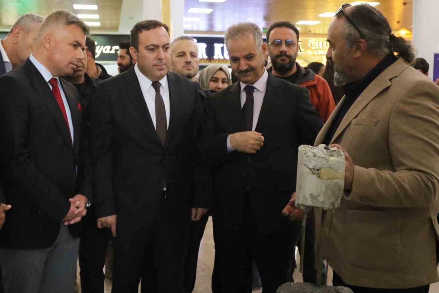 agrida-nuh-tufani-temali-sergi-sanatseverlerle-bulustu