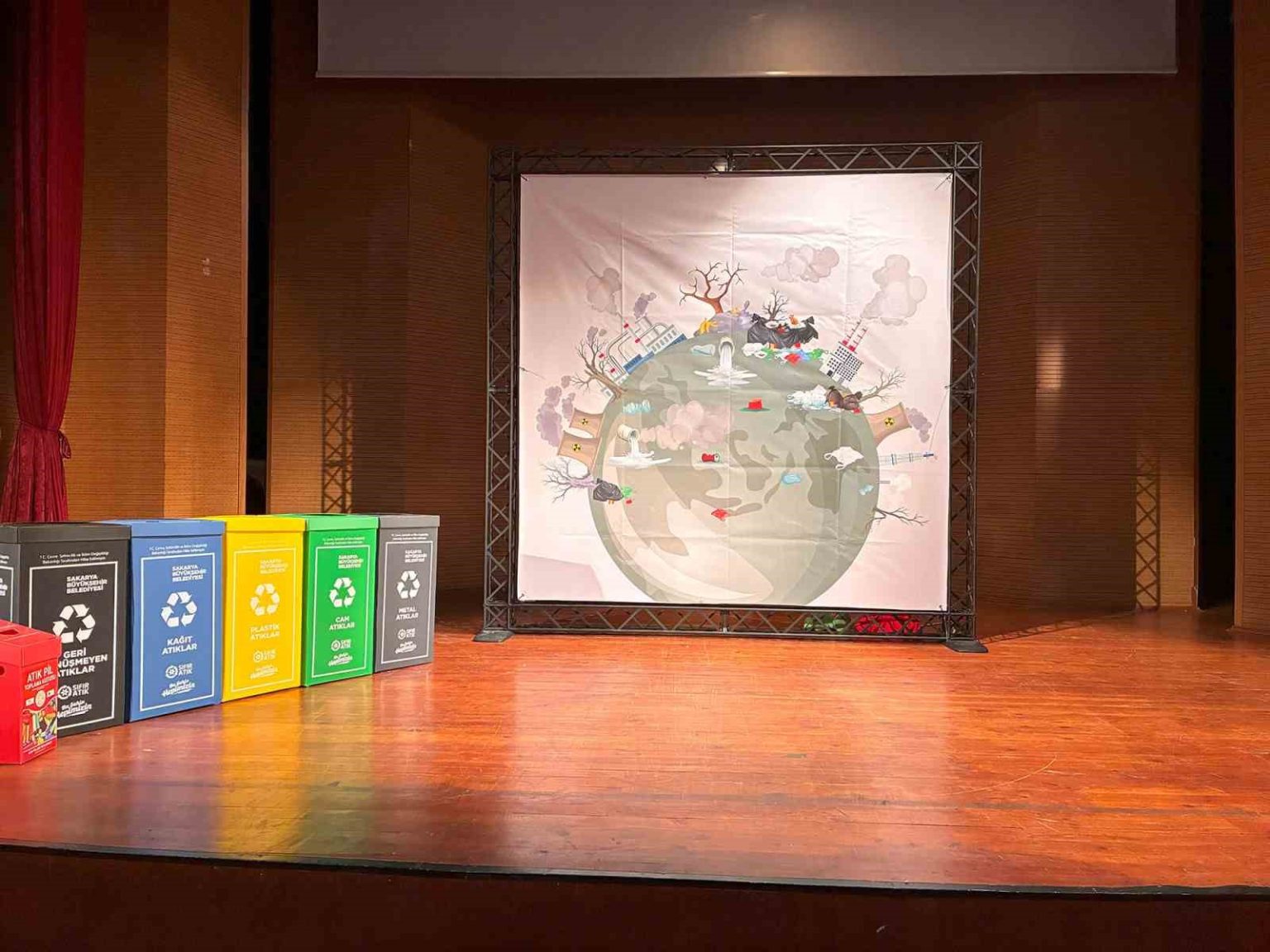 akca-tiyatrosuyla-minikler-cevre-bilinci-kazandi