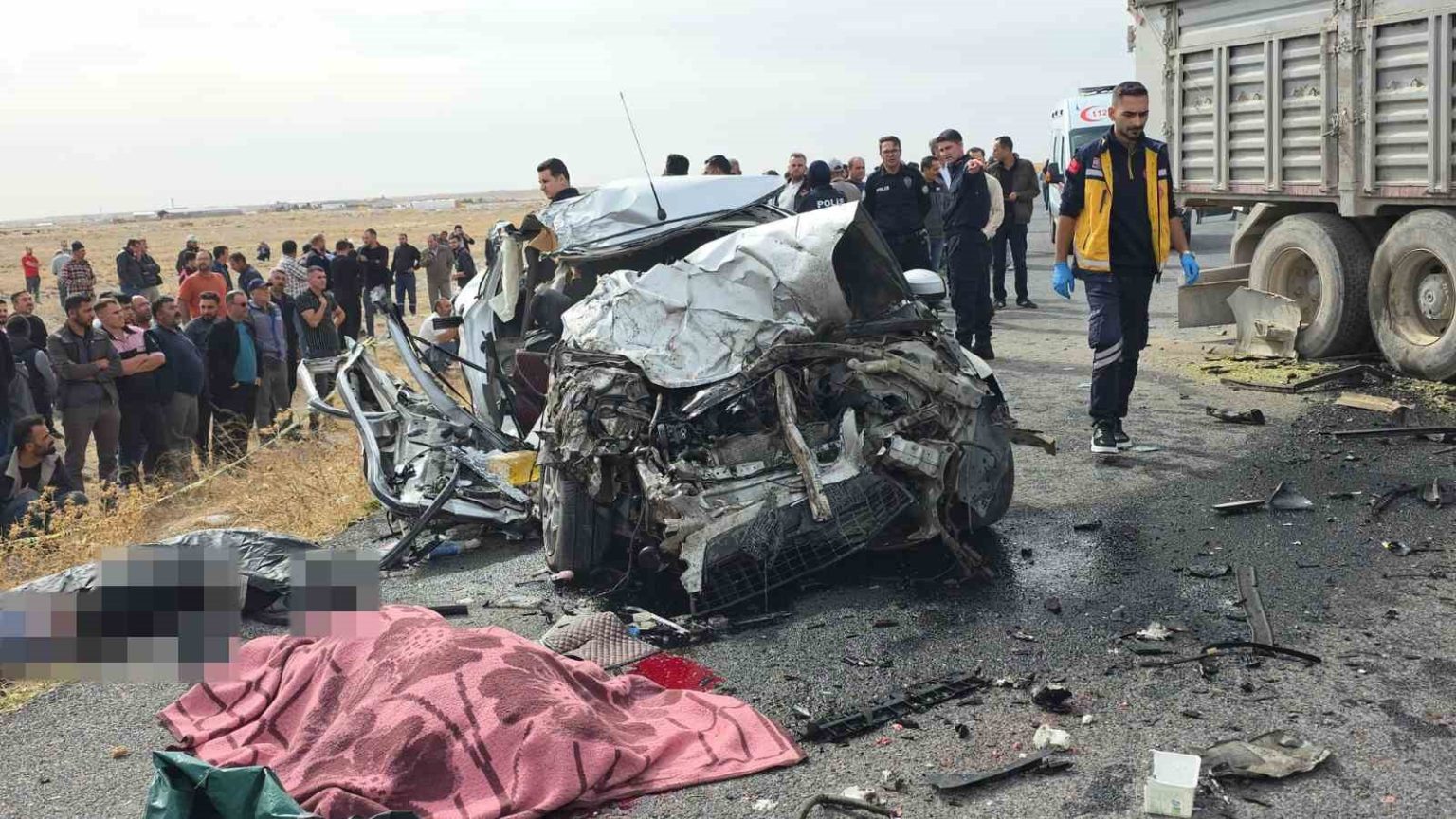 aksarayda-kamyon-ile-otomobil-carpisti-3-kardes-oldu