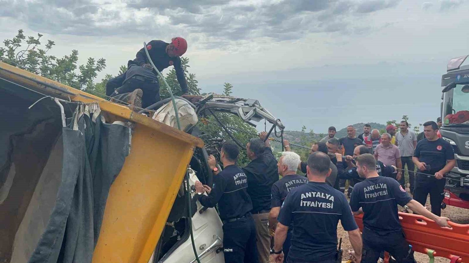 alanyada-freni-bosalan-kum-yuklu-kamyon-dehseti-1-olu-1-yarali