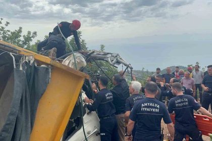 alanyada-freni-bosalan-kum-yuklu-kamyon-dehseti-1-olu-1-yarali