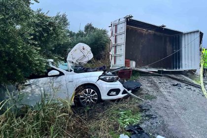 alasehirde-kontrolden-cikan-kamyonet-dehset-sacti-2-olu-3-yarali