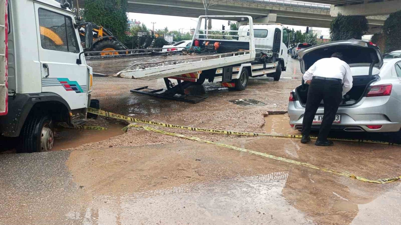 alt-yapi-calismasi-yapilan-alan-yagis-dolayisiyla-coktu-araclar-mahsur-kaldi