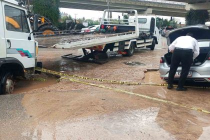 alt-yapi-calismasi-yapilan-alan-yagis-dolayisiyla-coktu-araclar-mahsur-kaldi