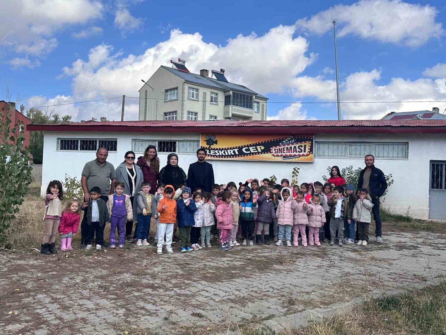 anaokulu-ogrencilerine-sinema-keyfi