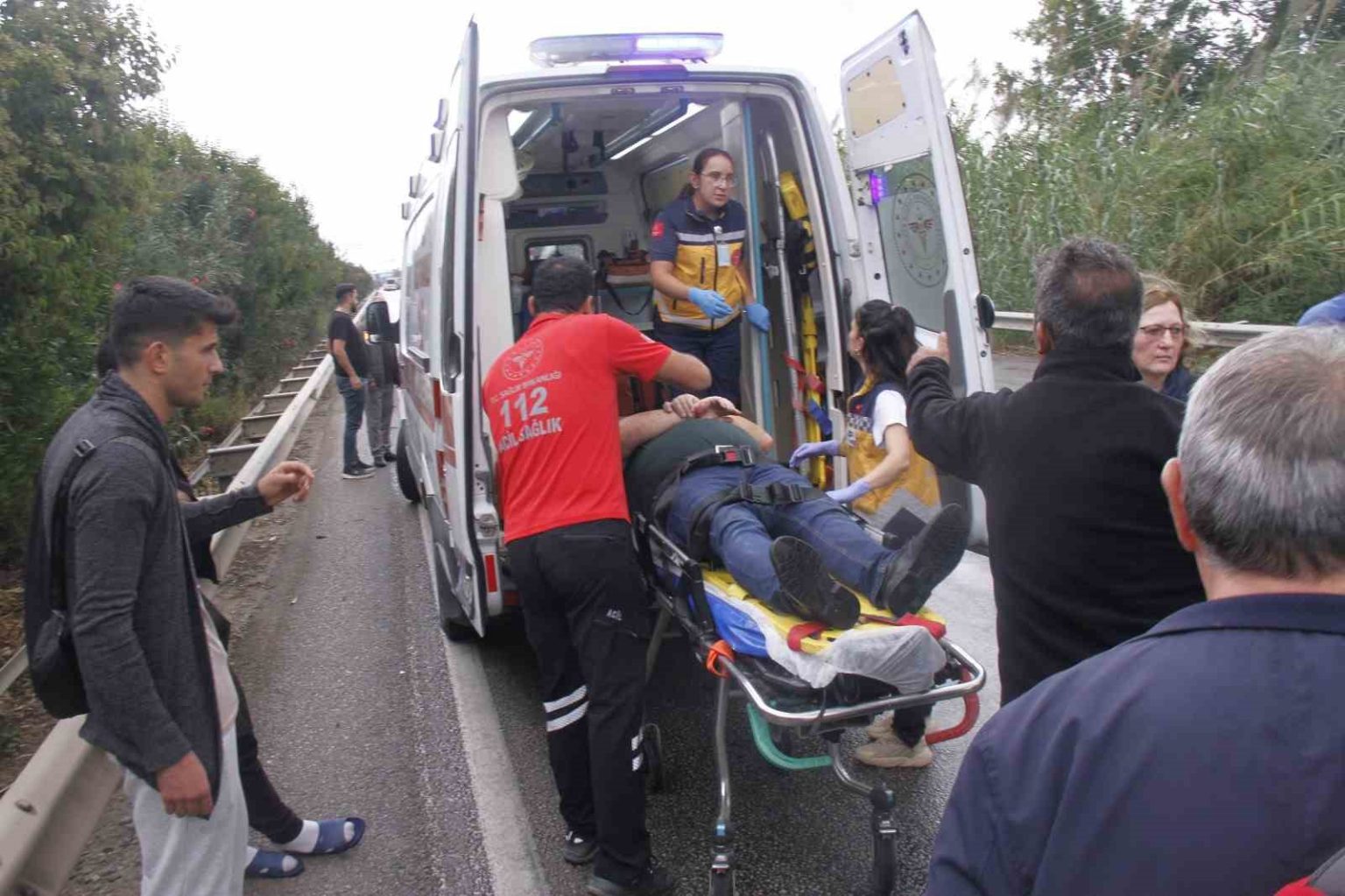 antalyada-4-aracli-zincirleme-kaza-2-alman-turist-yaralandi