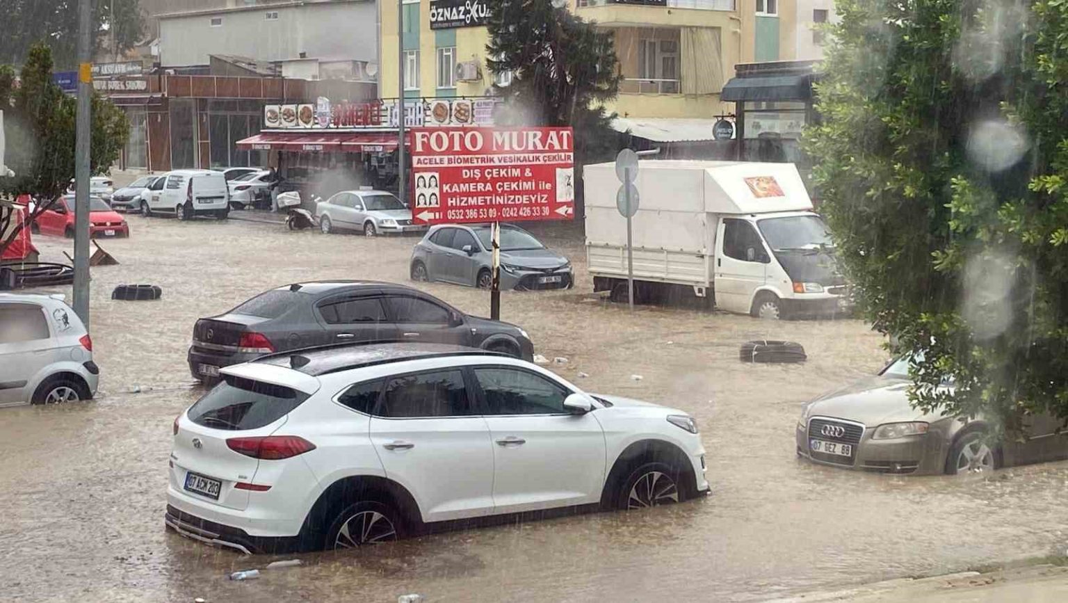 antalyada-saganak-yollari-gole-dondurdu-araclar-mahsur-kaldi